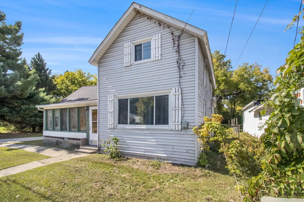314 S 3rd Avenue Big Rapids City MI 49307