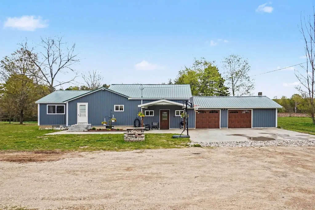 18680 220th Avenue Green Charter Township MI 49307