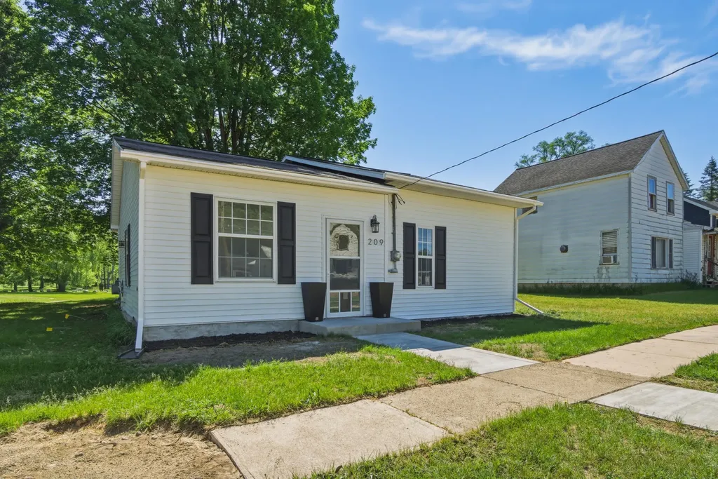 209 S River Street Evart City MI 49631