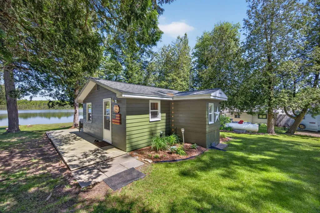 9267 Lake Drive Unknown City MI 49677