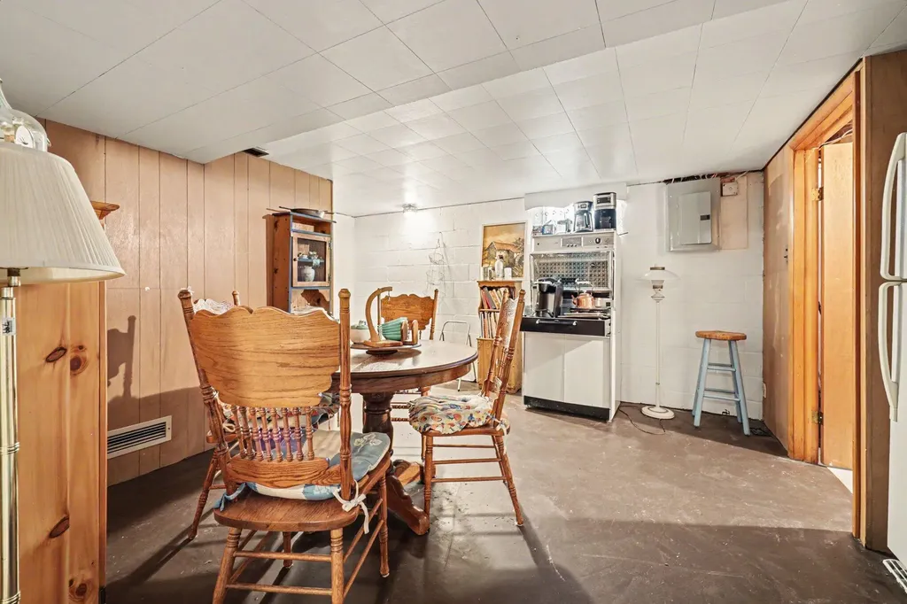 655 Wendover Boulevard Norton Shores City MI 49441