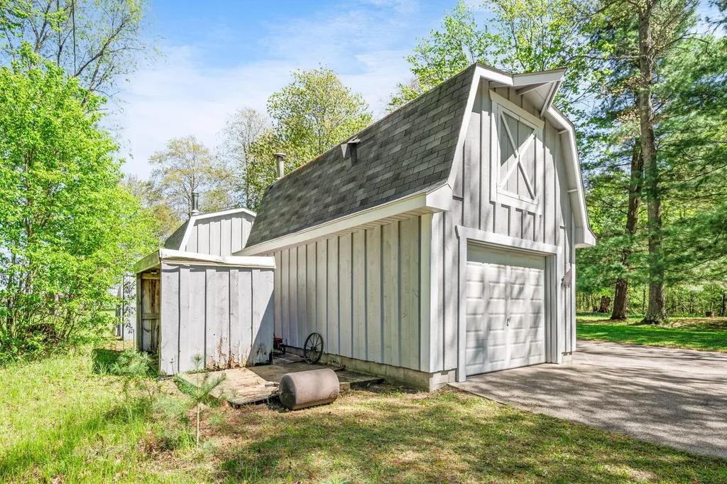 2850 W Winona Drive Peacock Township MI 49304