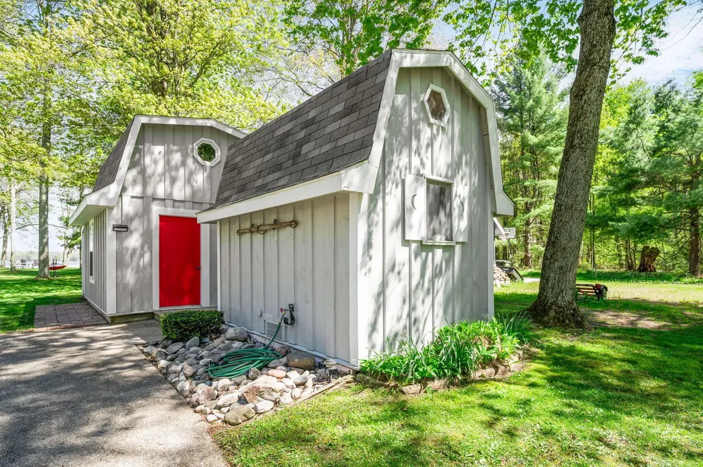 2850 W Winona Drive Peacock Township MI 49304
