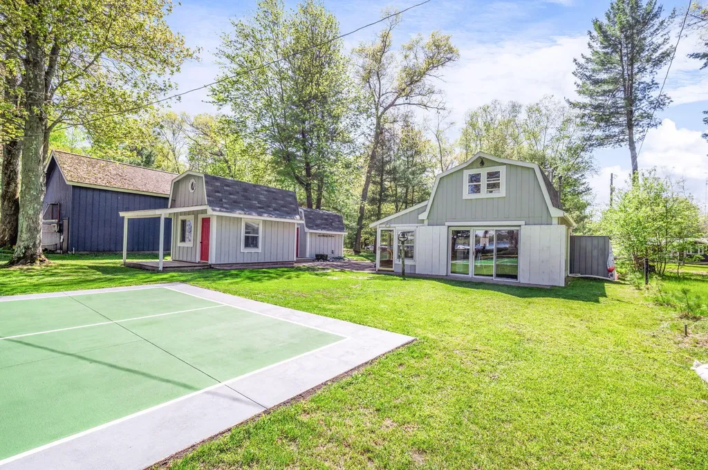 2850 W Winona Drive Peacock Township MI 49304
