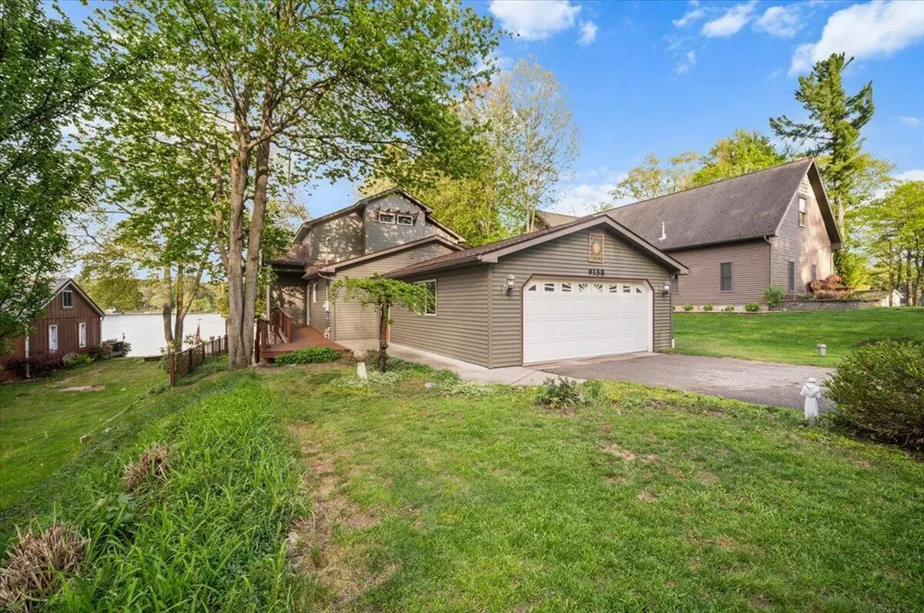 9158 W School Section Lake Drive Morton Township MI 49332