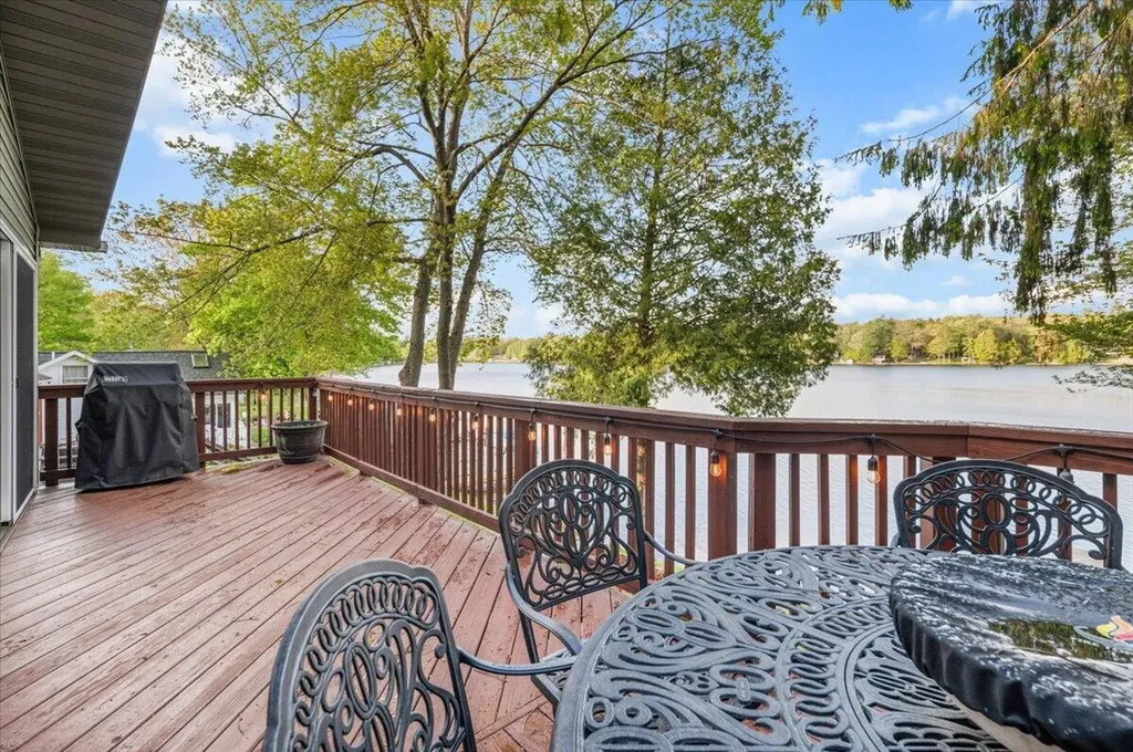 9158 W School Section Lake Drive Morton Township MI 49332