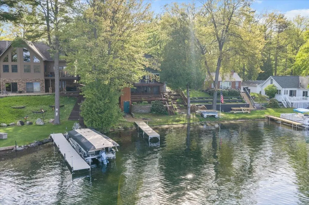 9158 W School Section Lake Drive Morton Township MI 49332
