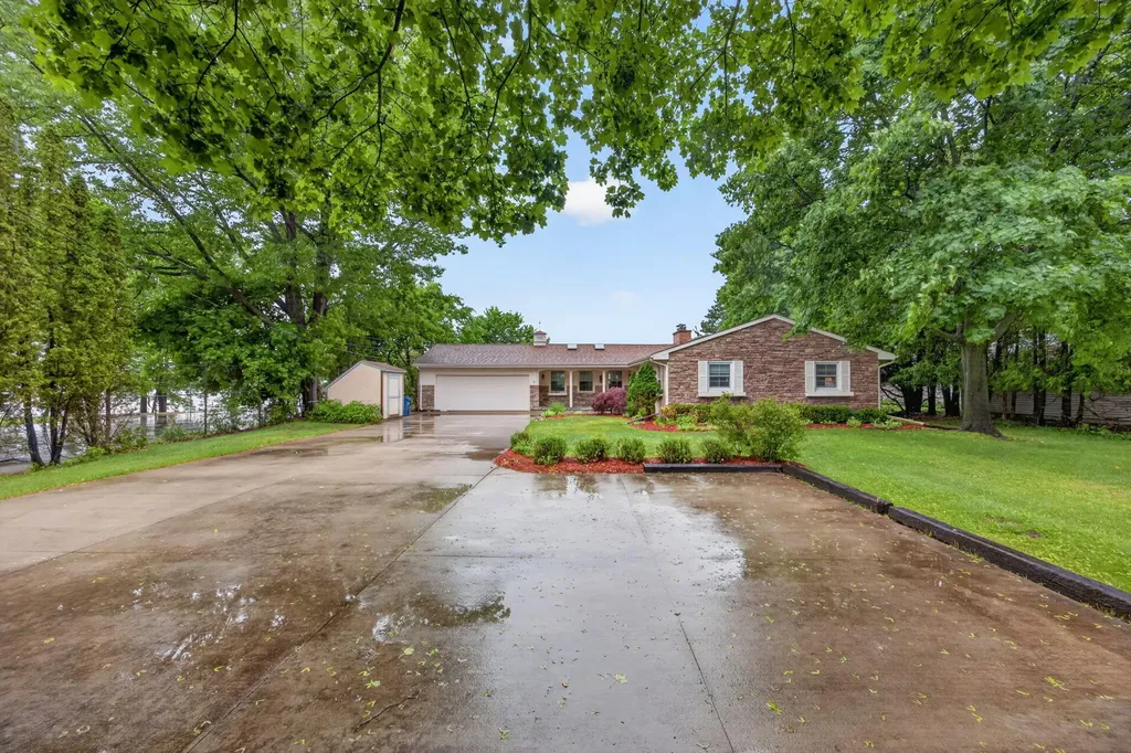 1020 Sunnyside Drive Cadillac City MI 49601