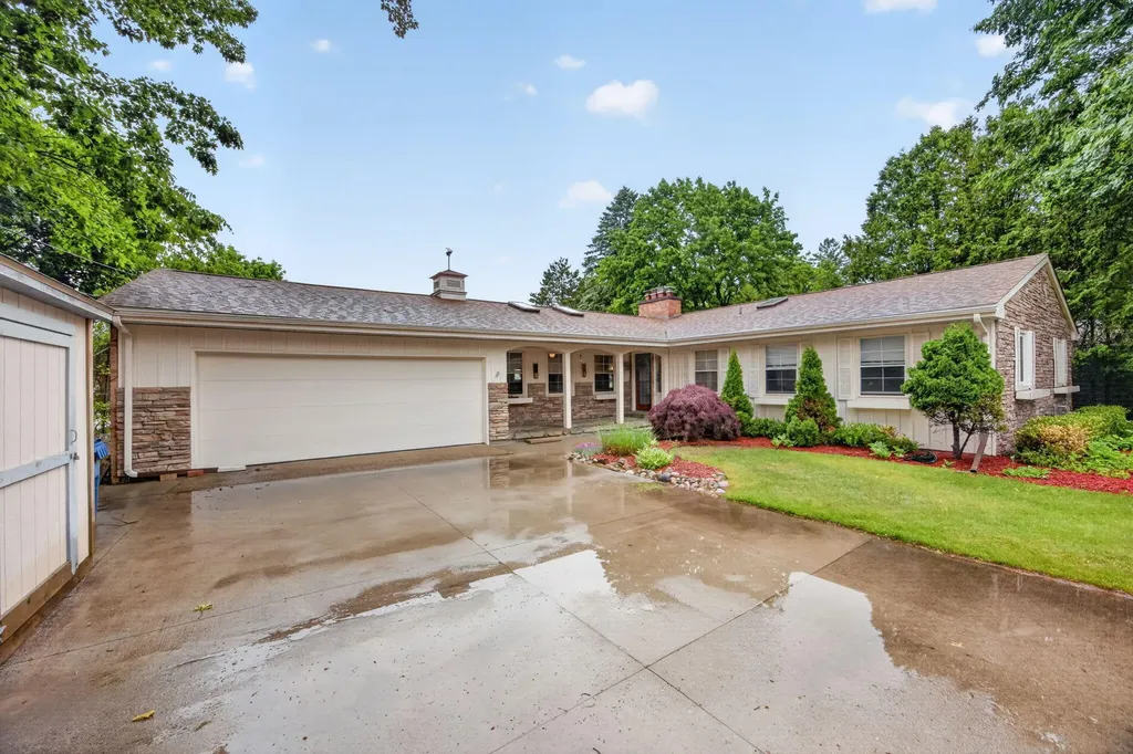 1020 Sunnyside Drive Cadillac City MI 49601