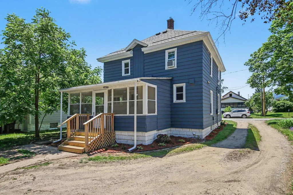 2446 Hufford Avenue NW Walker City MI 49544