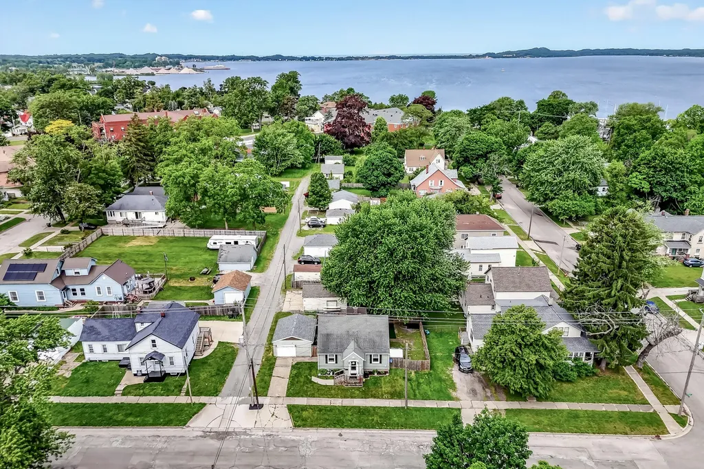 1451 Barclay Street Muskegon City MI 49441