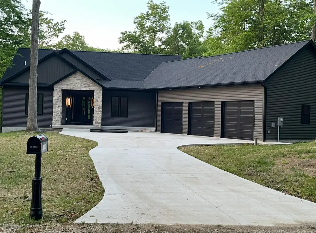 8670 N Island Drive Morton Township MI 49346