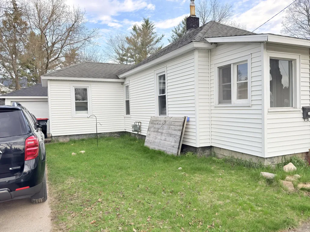 136 W 5th Avenue Reed City City MI 49677