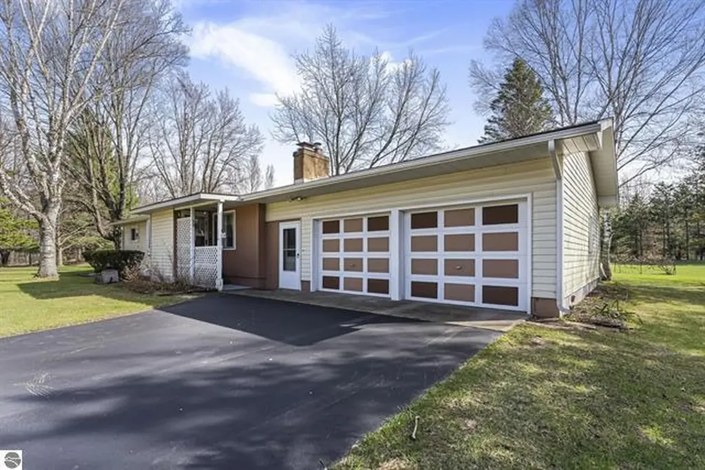 1970 E M 115 Selma Township MI 49601