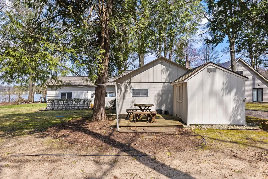 8982 W School Section Lake Drive Morton Township MI 49332