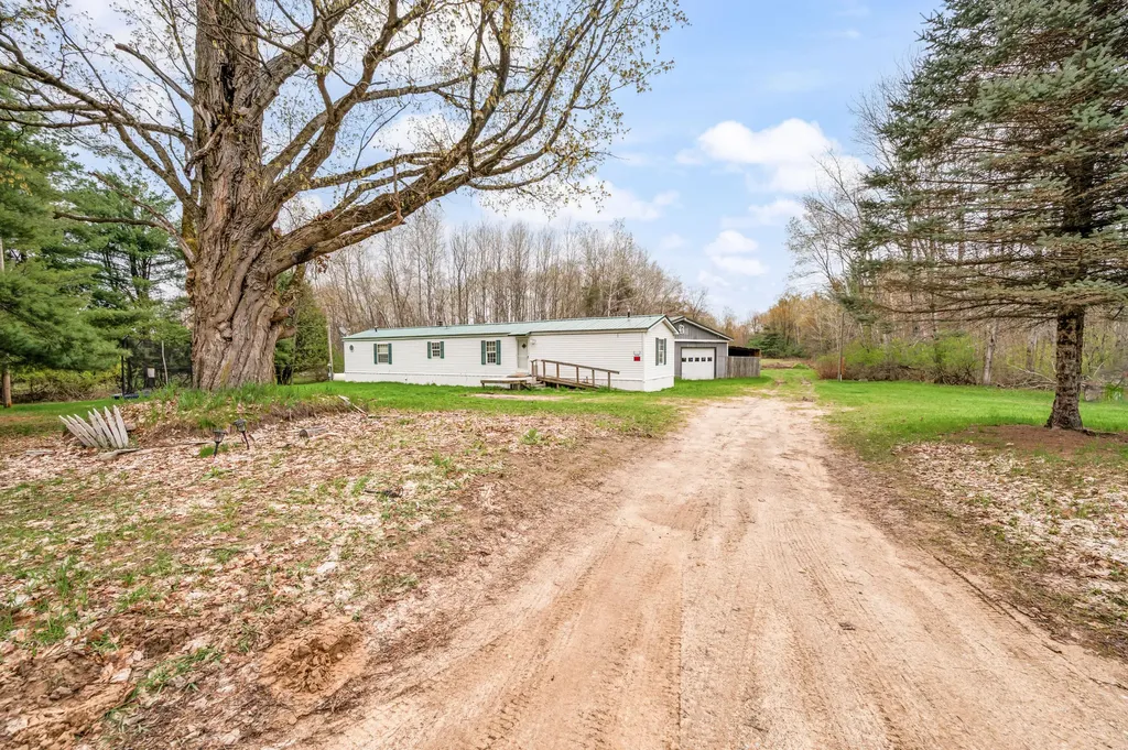 22132 15th Avenue Fork Township MI 49679