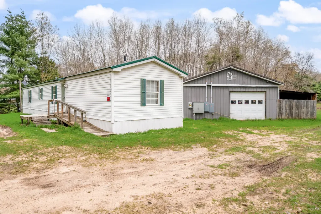 22132 15th Avenue Fork Township MI 49679