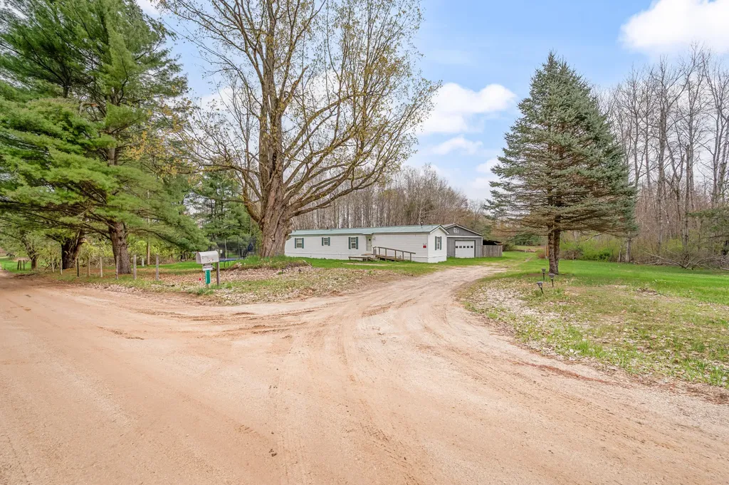 22132 15th Avenue Fork Township MI 49679