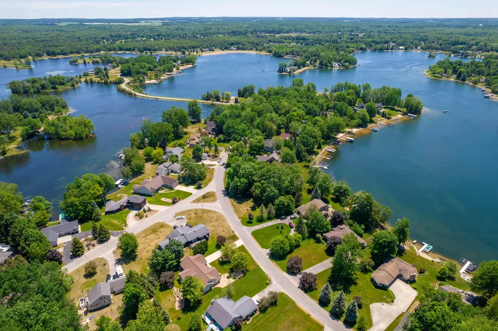 9215 Edgewater Drive Morton Township MI 49346