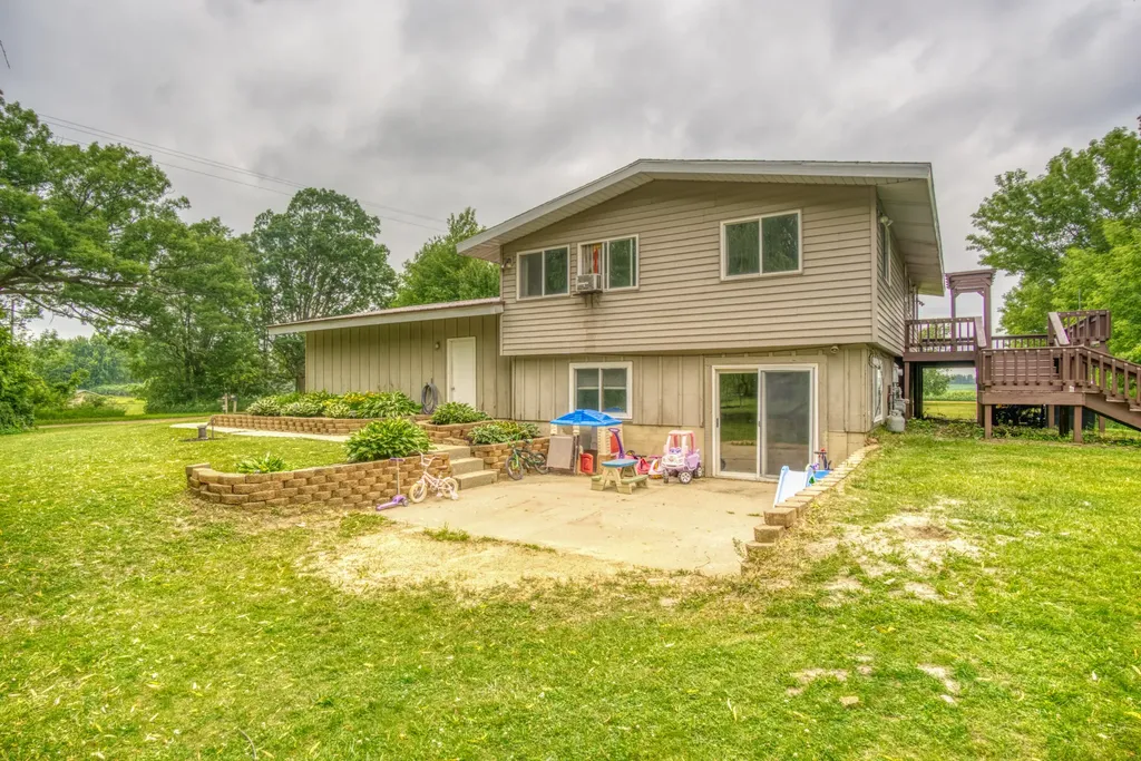 8890 NW Lake Road Belvidere Township MI 48886