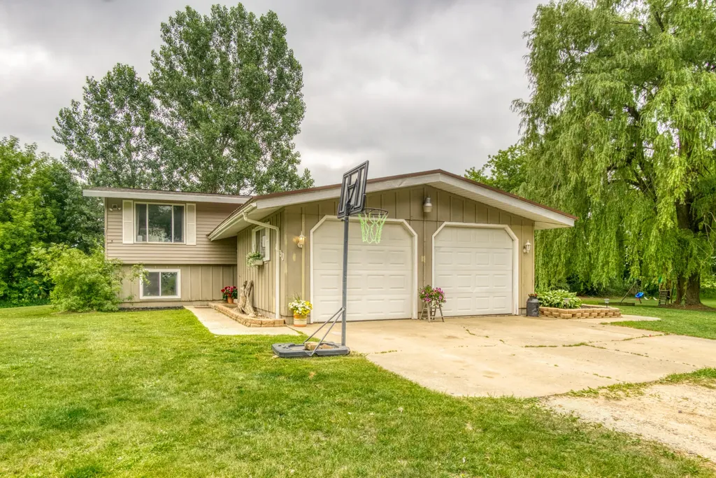 8890 NW Lake Road Belvidere Township MI 48886