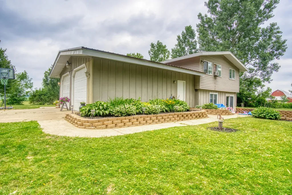 8890 NW Lake Road Belvidere Township MI 48886