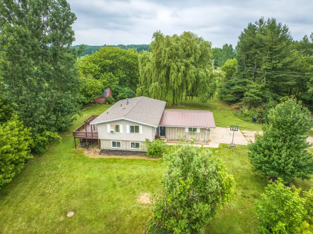8890 NW Lake Road Belvidere Township MI 48886