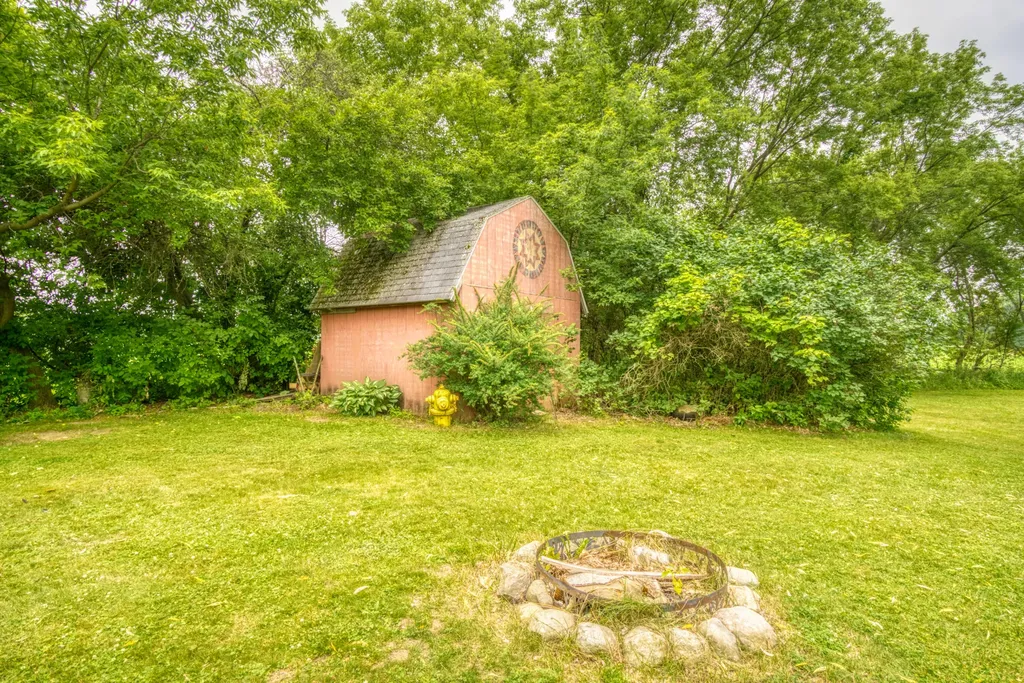 8890 NW Lake Road Belvidere Township MI 48886