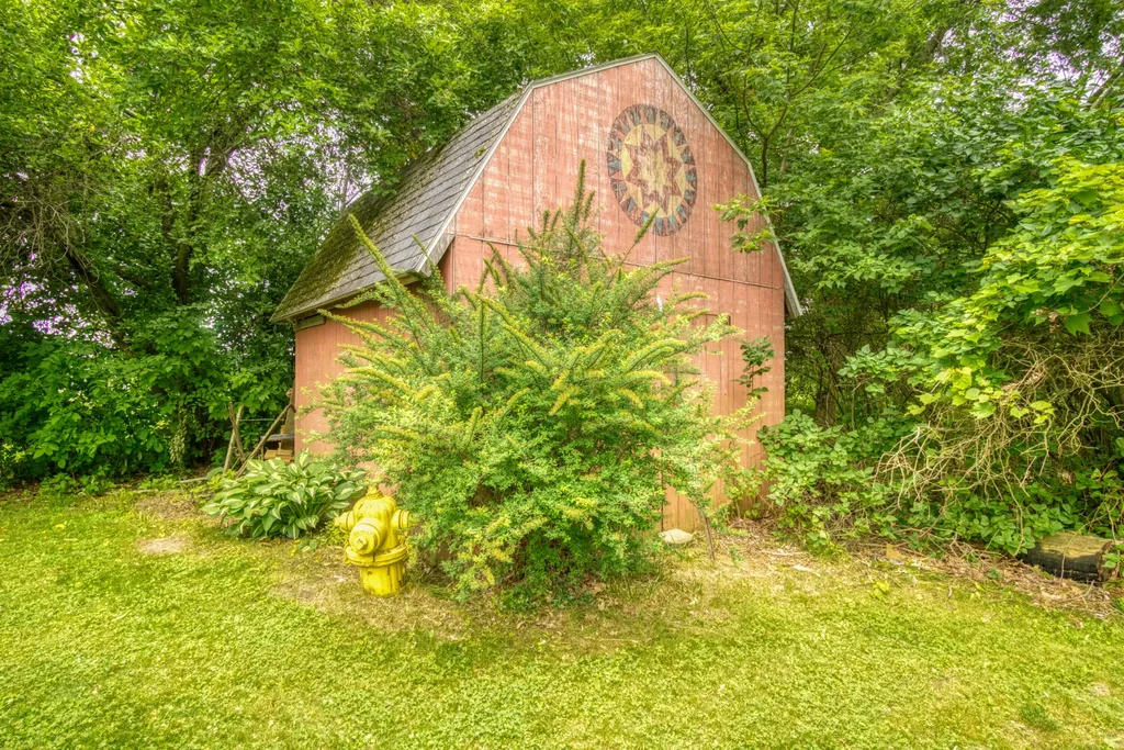 8890 NW Lake Road Belvidere Township MI 48886