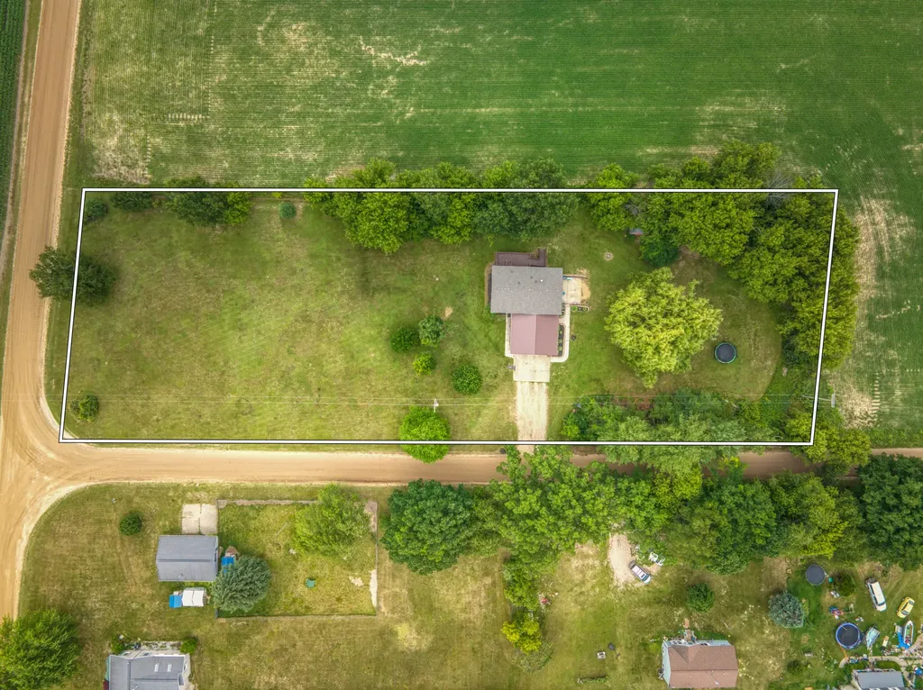 8890 NW Lake Road Belvidere Township MI 48886