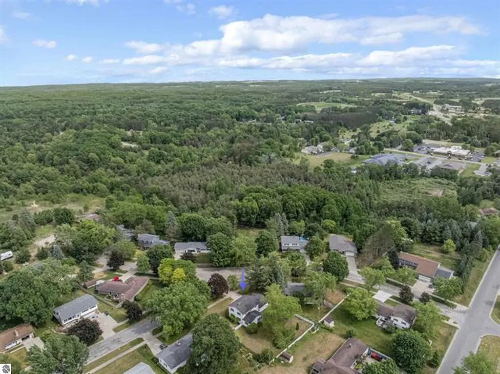 424 Crestview Place Cadillac City MI 49601