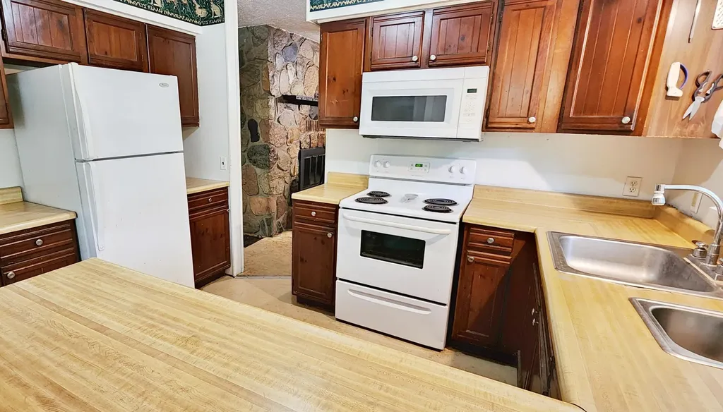 2100 Newcosta Avenue Aetna Township MI 49337