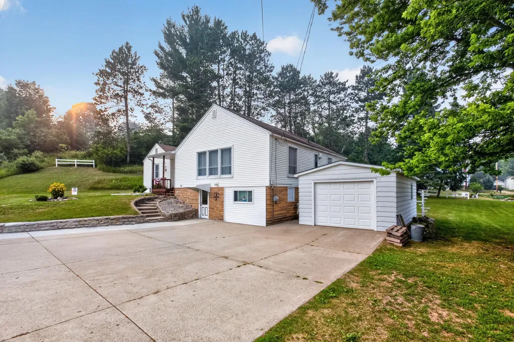 226 W Church Avenue Reed City City MI 49677