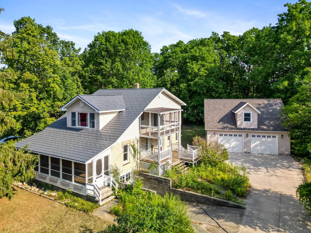 355 Quarterline Street Newaygo City MI 49337