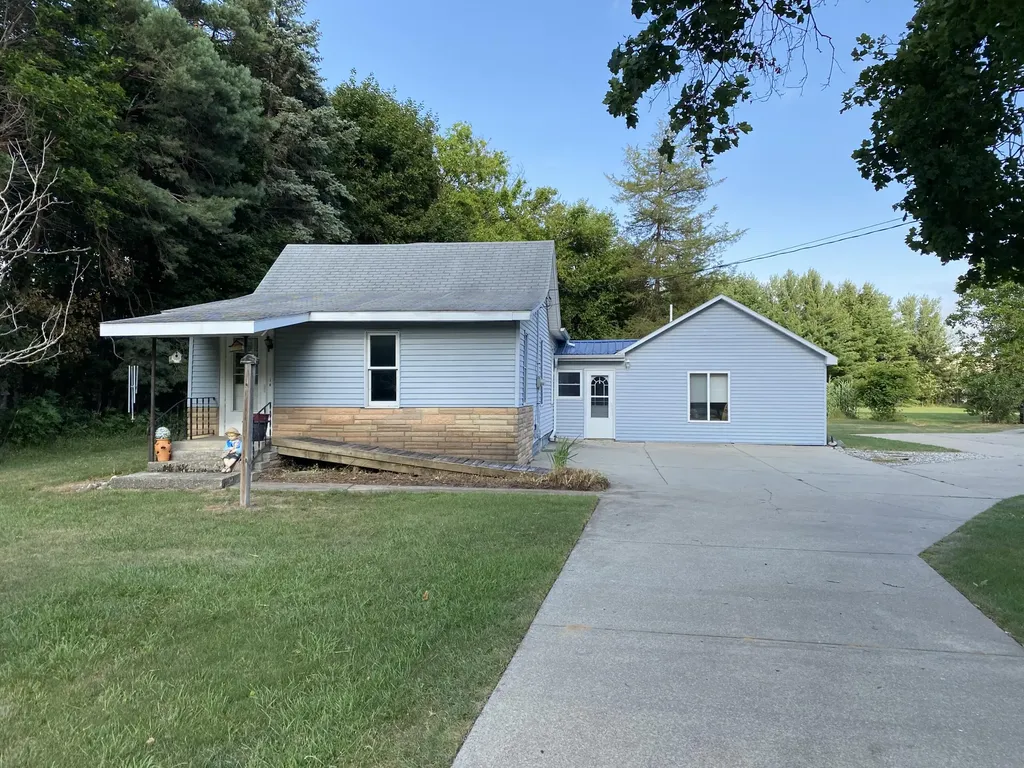627 S Ensley Street Reynolds Township MI 49329