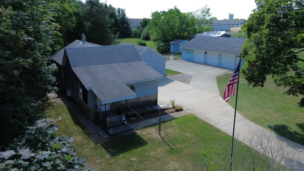 627 S Ensley Street Reynolds Township MI 49329