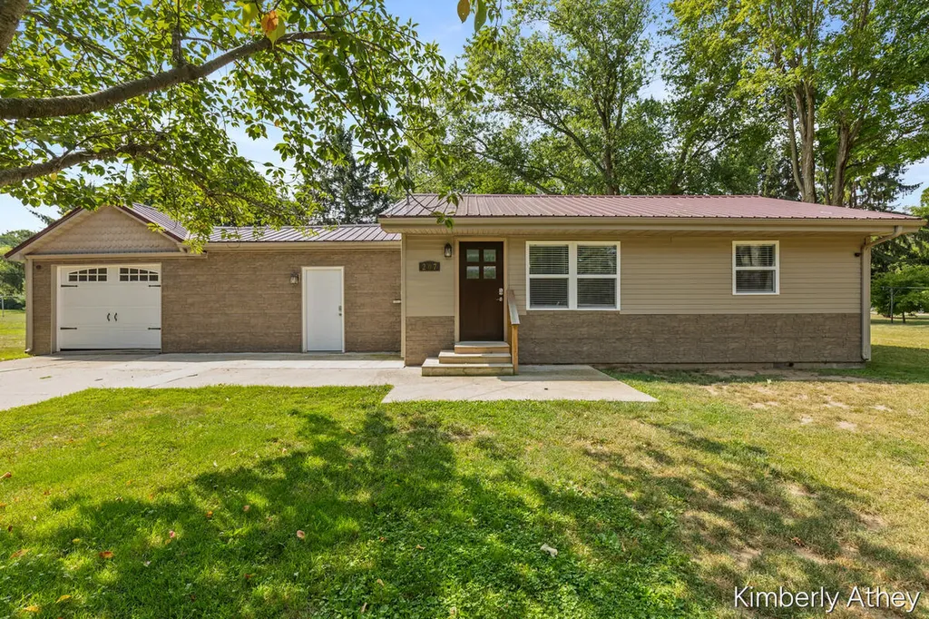 207 W Maple Street Unknown City MI 48811