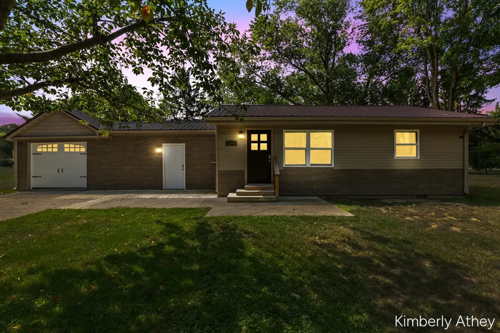 207 W Maple Street Unknown City MI 48811
