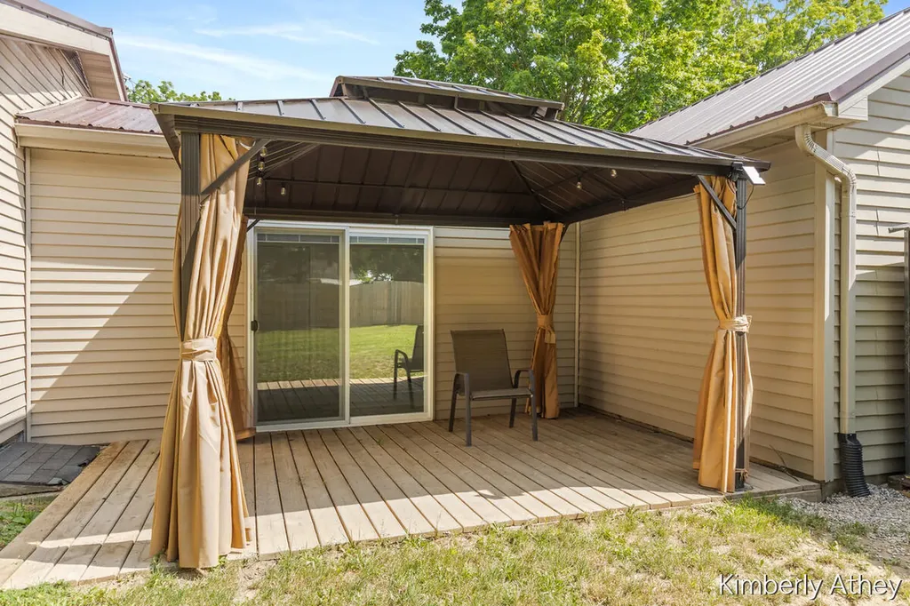 207 W Maple Street Unknown City MI 48811