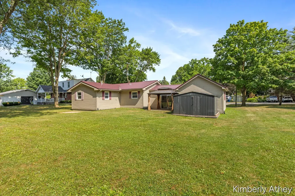 207 W Maple Street Unknown City MI 48811