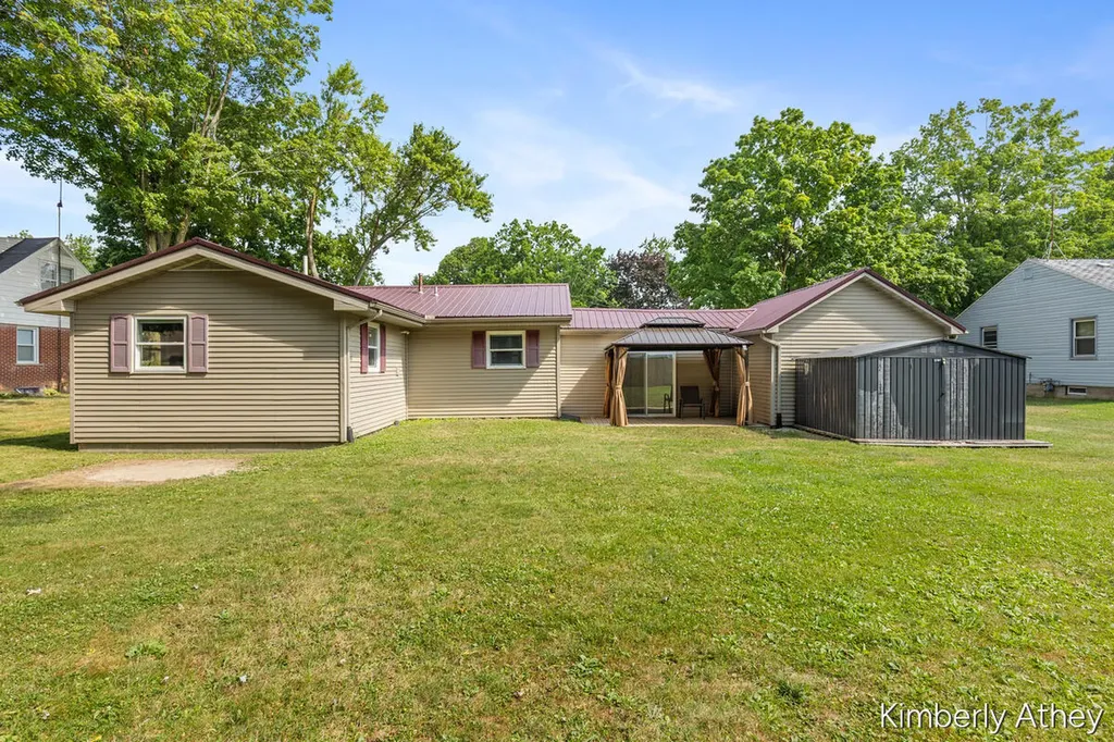 207 W Maple Street Unknown City MI 48811
