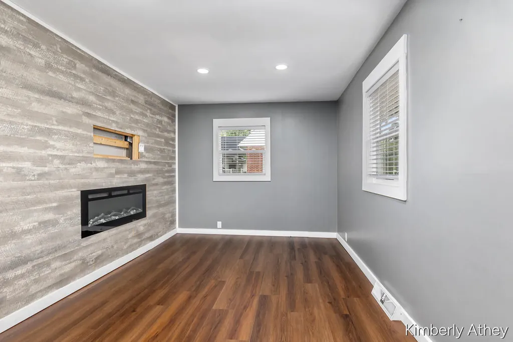 207 W Maple Street Unknown City MI 48811