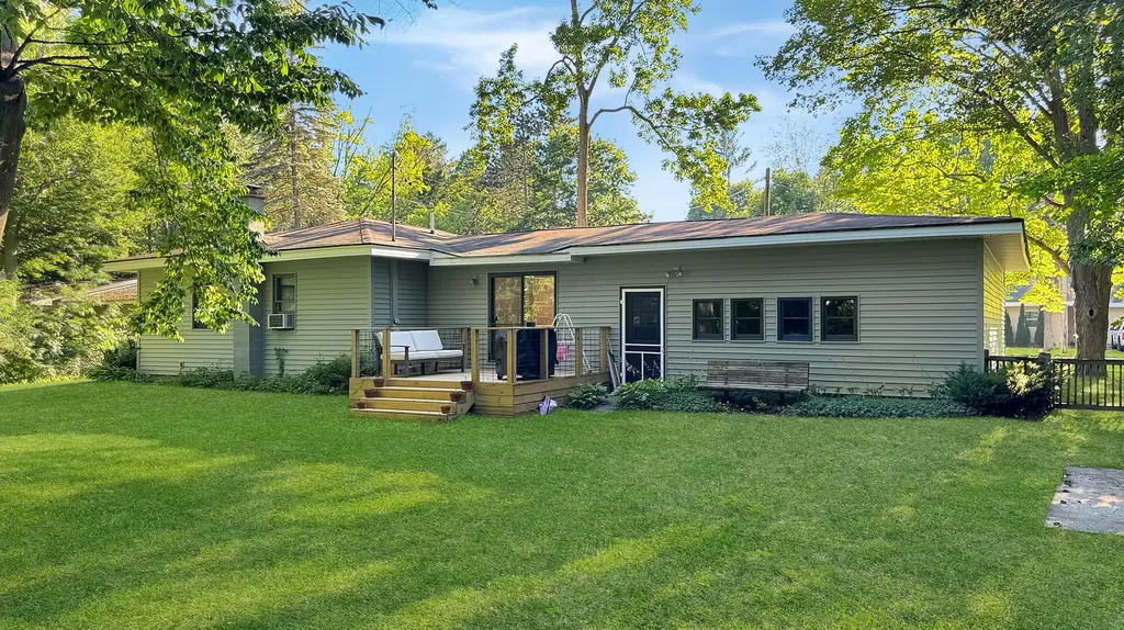 226 Seneca Place Cadillac City MI 49601