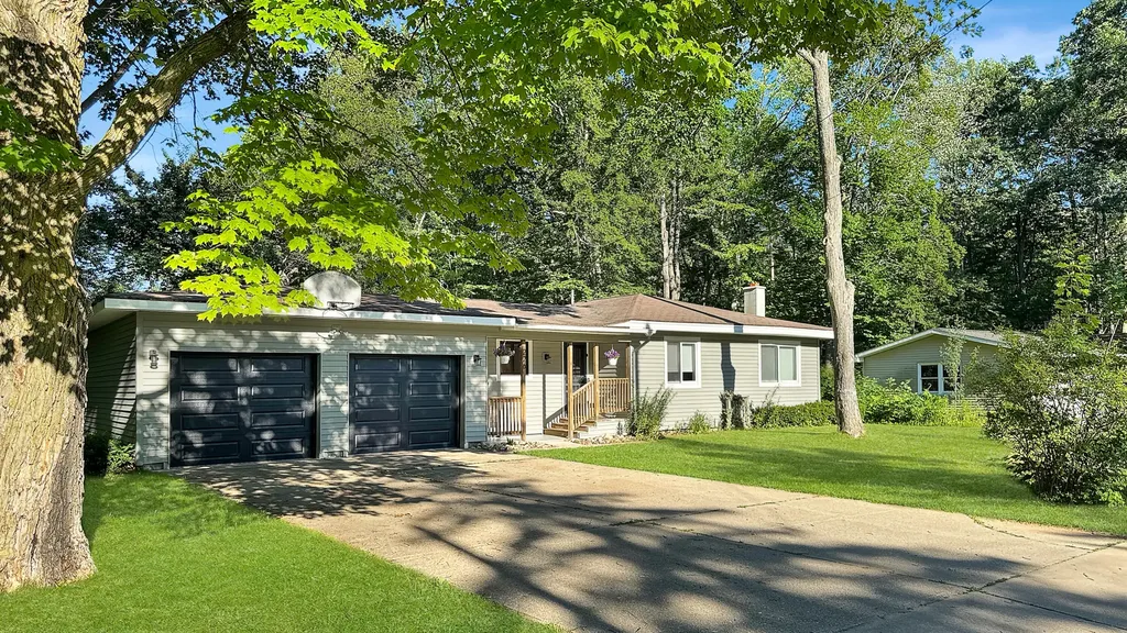 226 Seneca Place Cadillac City MI 49601