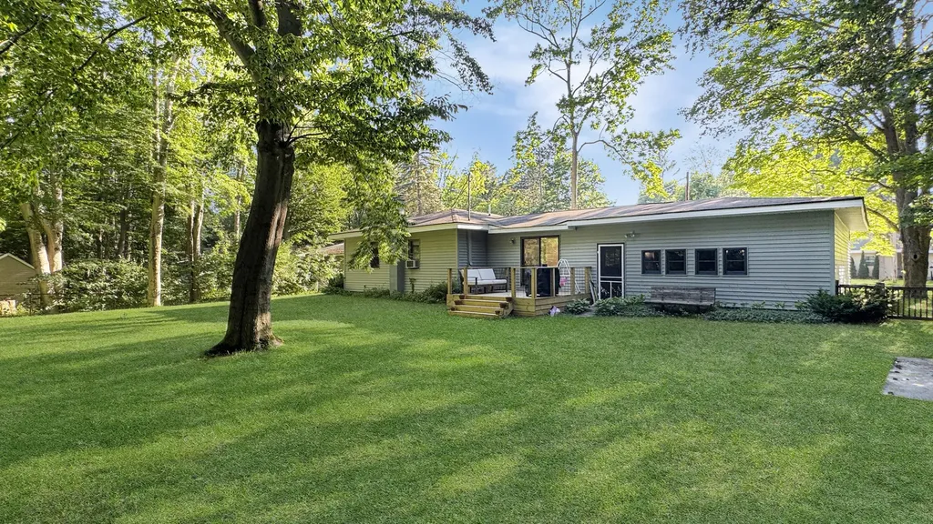 226 Seneca Place Cadillac City MI 49601