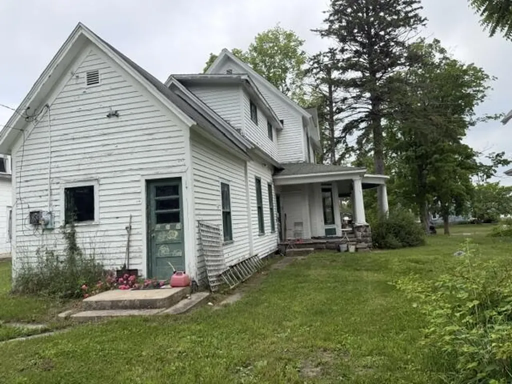 423 W Upton Avenue Reed City City MI 49677