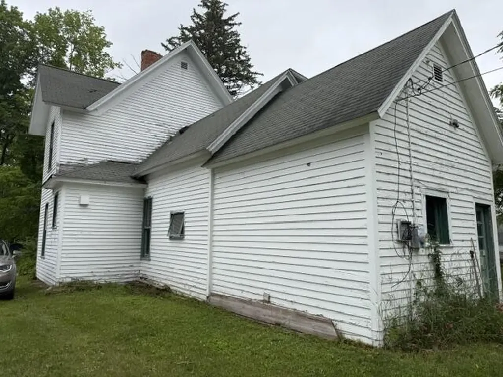 423 W Upton Avenue Reed City City MI 49677
