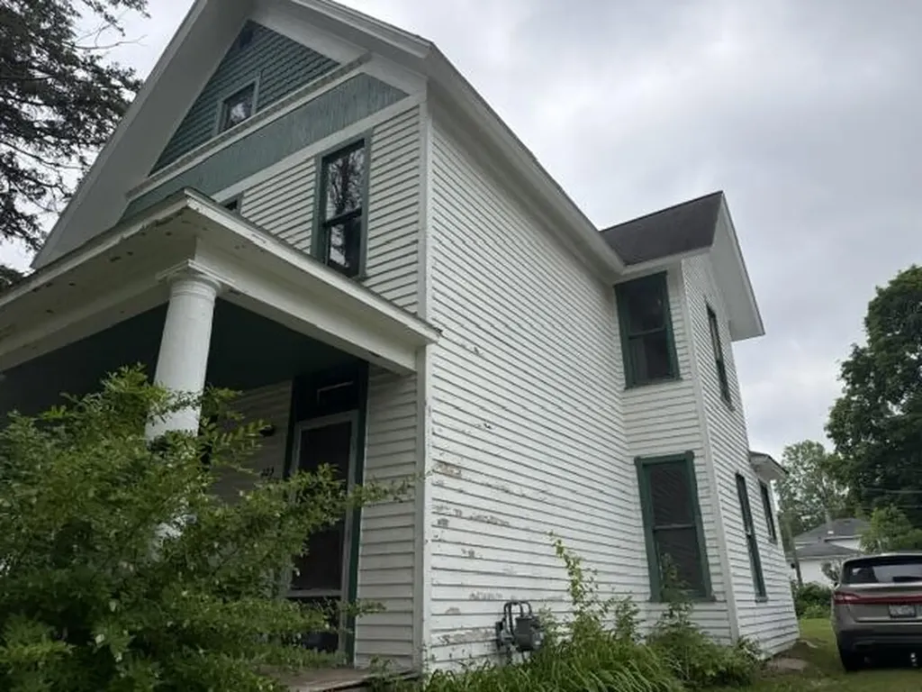 423 W Upton Avenue Reed City City MI 49677