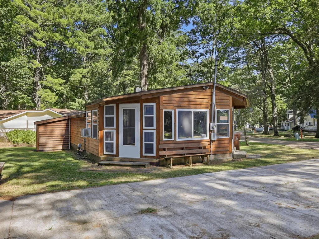 312 Woodland Belvidere Township MI 48886