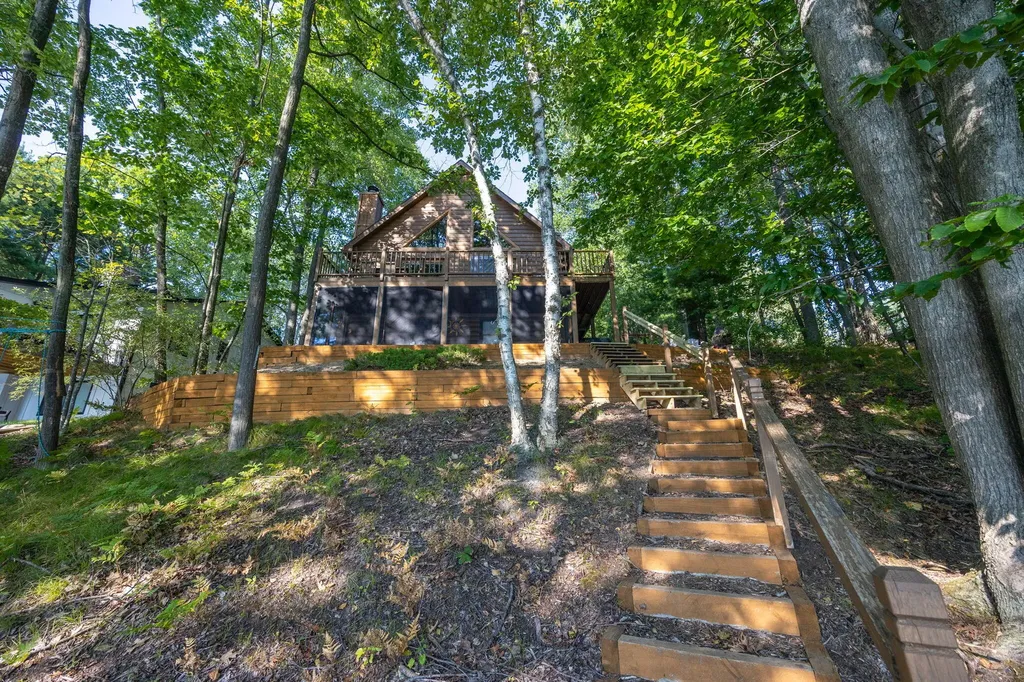 8711 N Island Drive Morton Township MI 49346